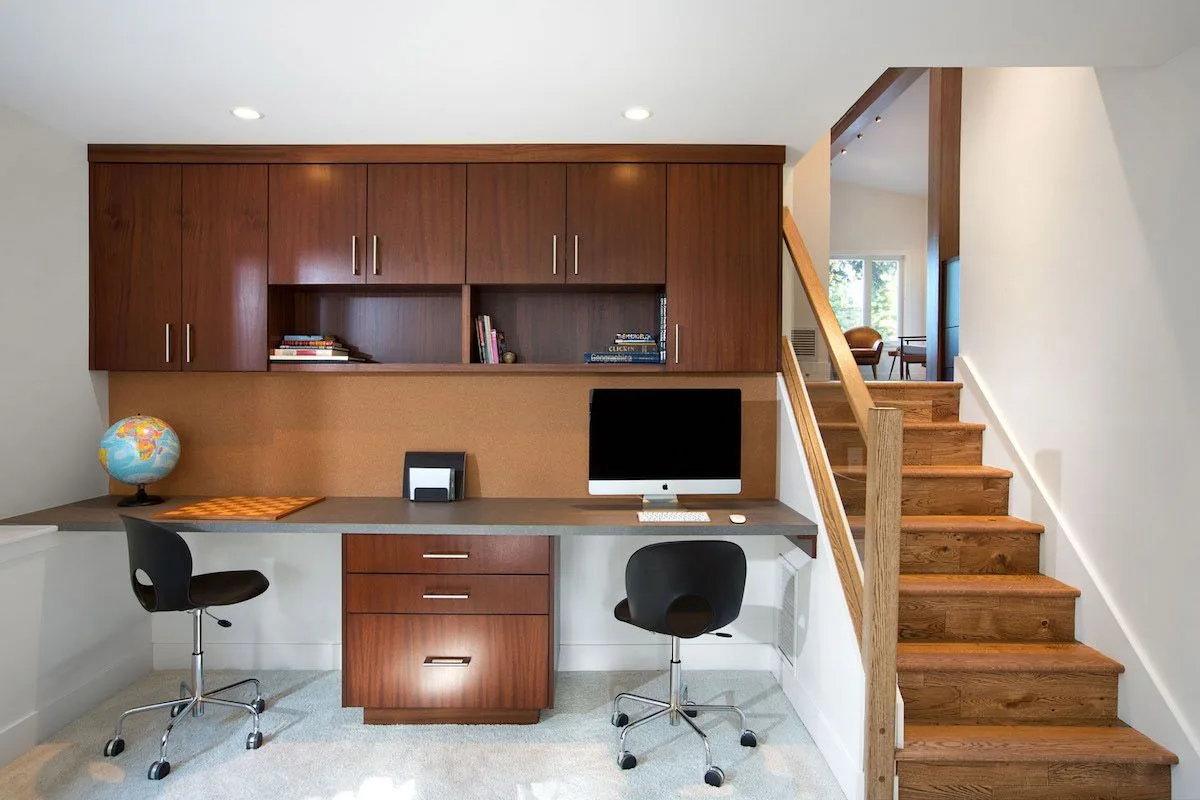 Après : bureau à deux places avec rangements en bois et escalier aux marches en bois.